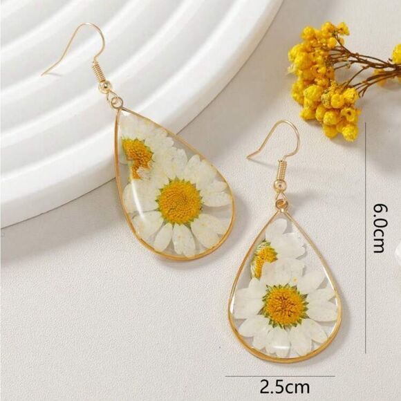 Bohemian Real Dry Drop-Shaped White Flower Earrings - Picture 4 of 12